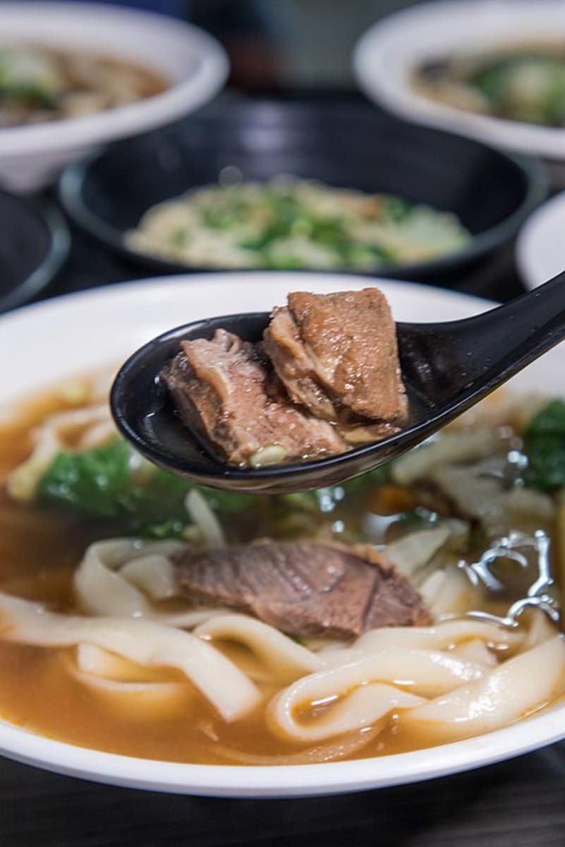 想吃先排半小時！「高梁牛肉麵+紅糟餛飩」上桌噴香，牛油拌麵入口銷魂