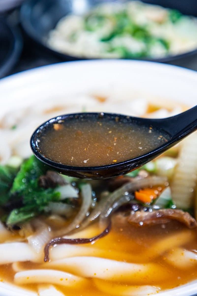 想吃先排半小時！「高梁牛肉麵+紅糟餛飩」上桌噴香，牛油拌麵入口銷魂
