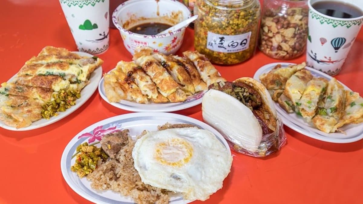 花蓮排隊無名早餐店！厚粉漿蛋餅+酸豆超唰嘴，還可配蒜片花生、豆豉魚干