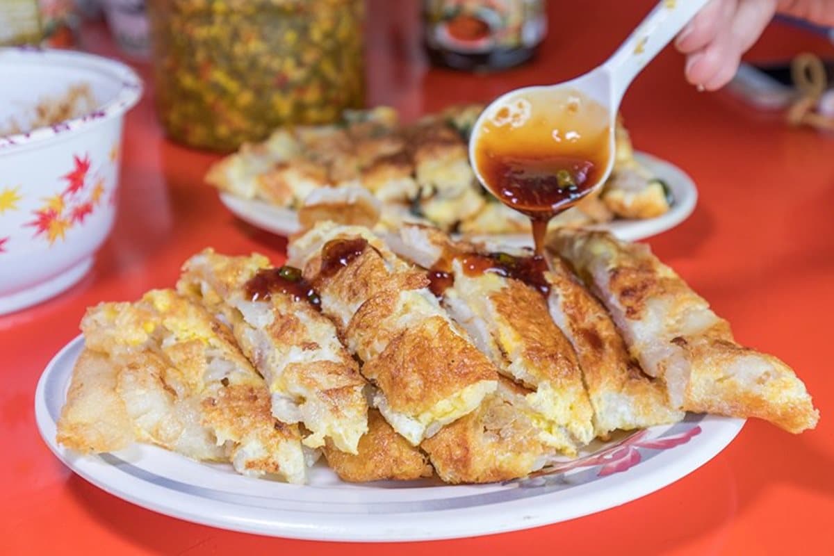 花蓮排隊無名早餐店！厚粉漿蛋餅+酸豆超唰嘴，還可配蒜片花生、豆豉魚干