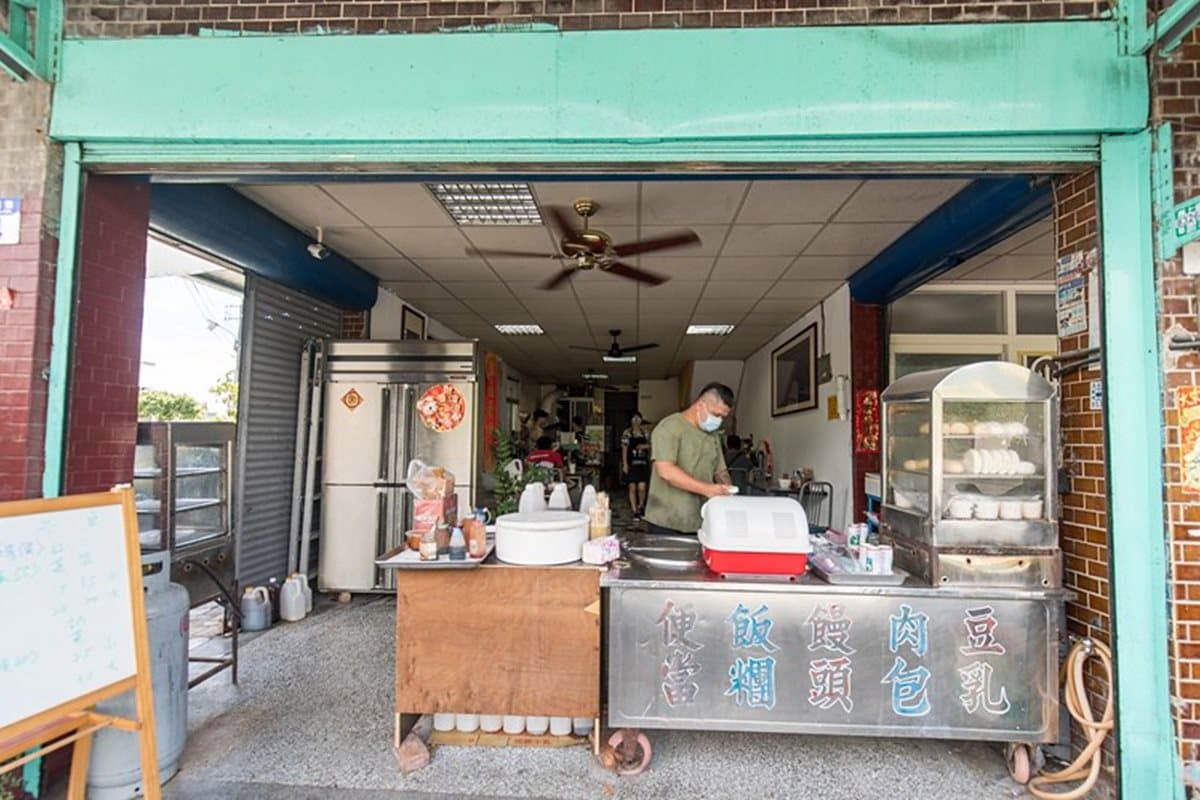 花蓮排隊無名早餐店！厚粉漿蛋餅+酸豆超唰嘴，還可配蒜片花生、豆豉魚干