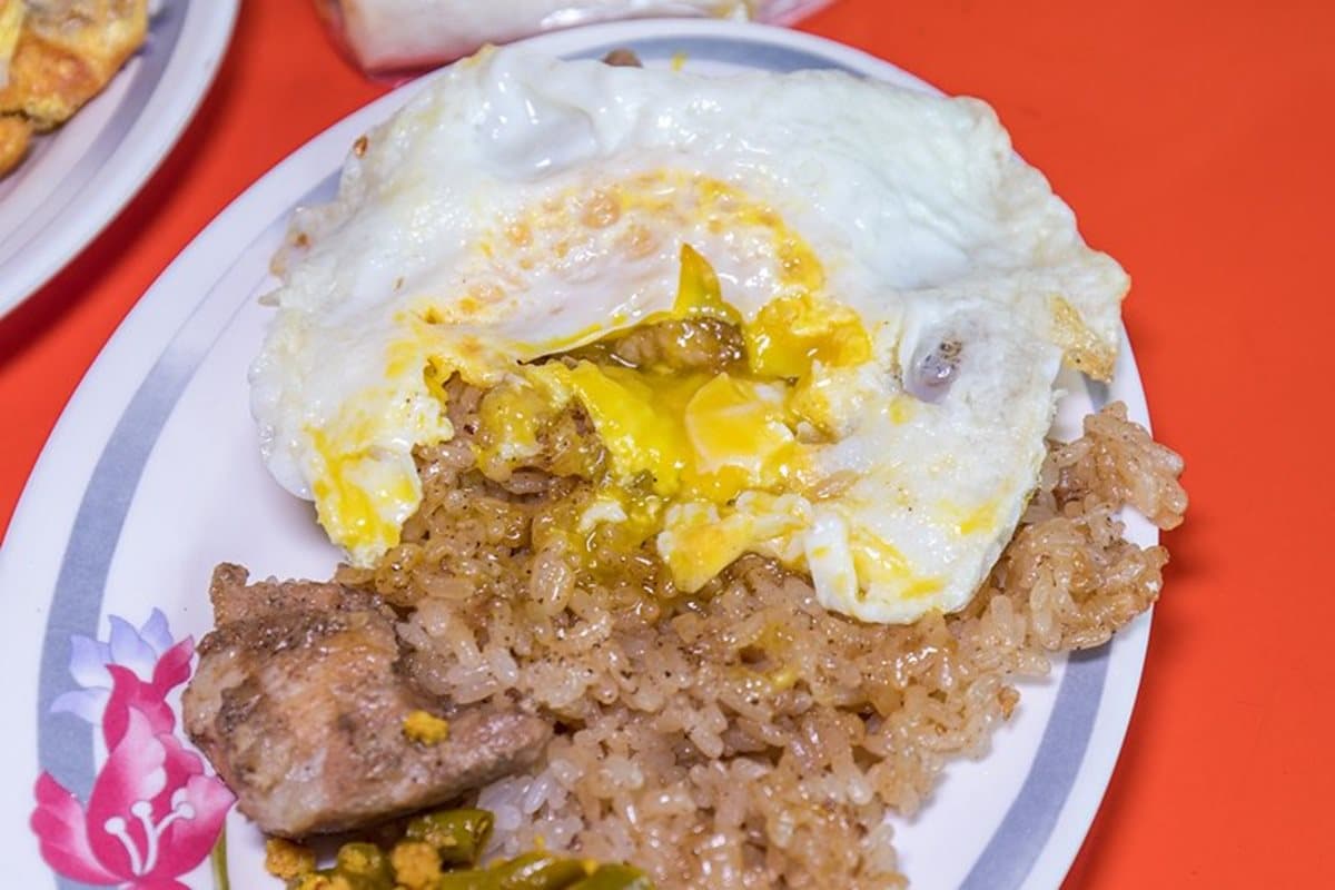 花蓮排隊無名早餐店！厚粉漿蛋餅+酸豆超唰嘴，還可配蒜片花生、豆豉魚干
