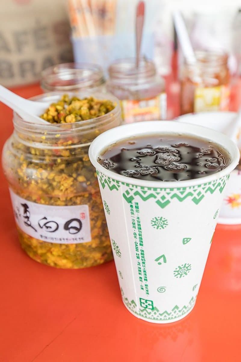 花蓮排隊無名早餐店！厚粉漿蛋餅+酸豆超唰嘴，還可配蒜片花生、豆豉魚干