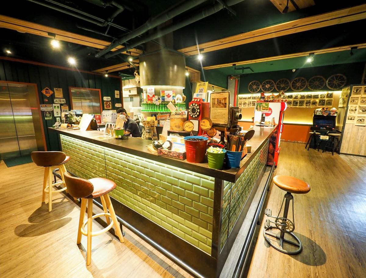 吃喝玩樂全包！西門町網美旅店遊戲機台免費打到爽，點心自助吧任你吃