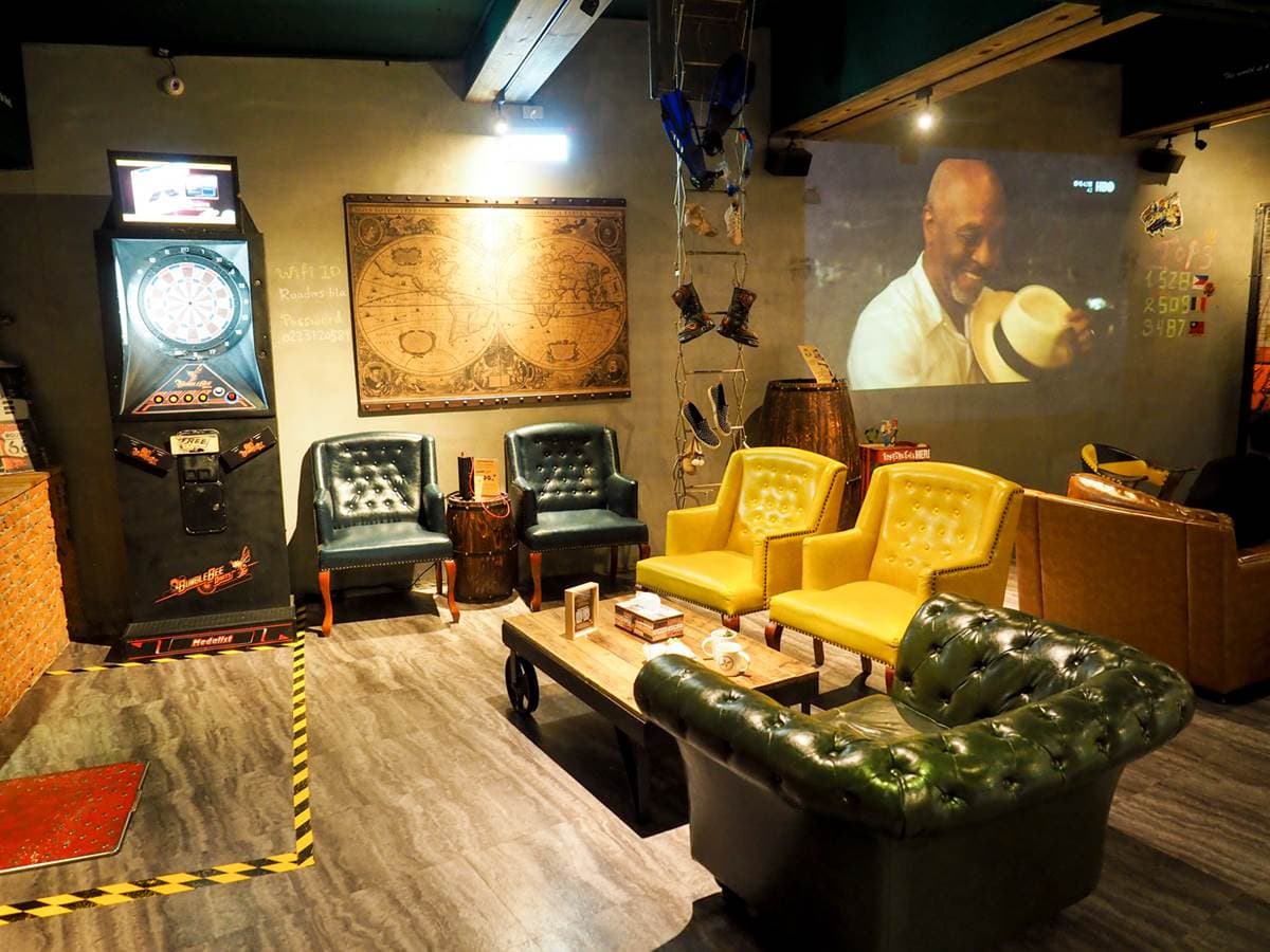 吃喝玩樂全包！西門町網美旅店遊戲機台免費打到爽，點心自助吧任你吃