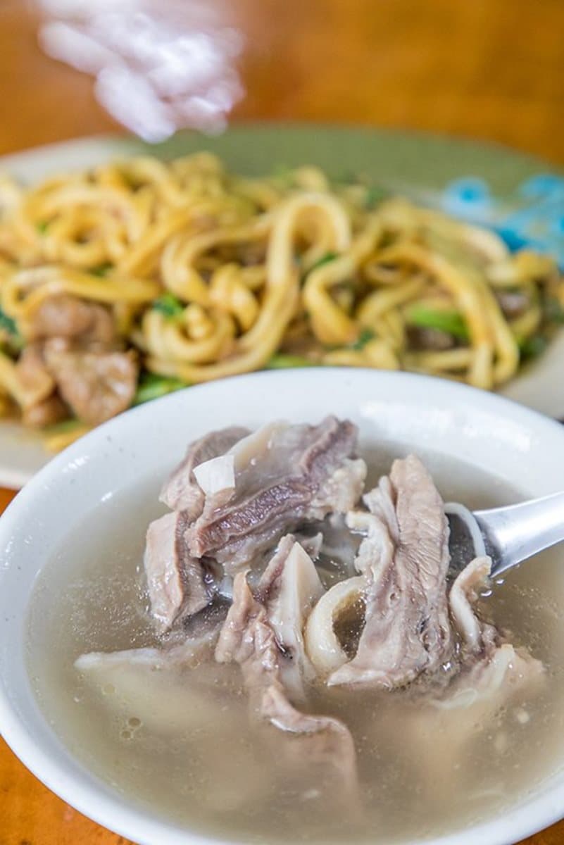 在地人才知！基隆火車站旁老店「炒牛肉麵」飄沙茶香，必配牛雜湯