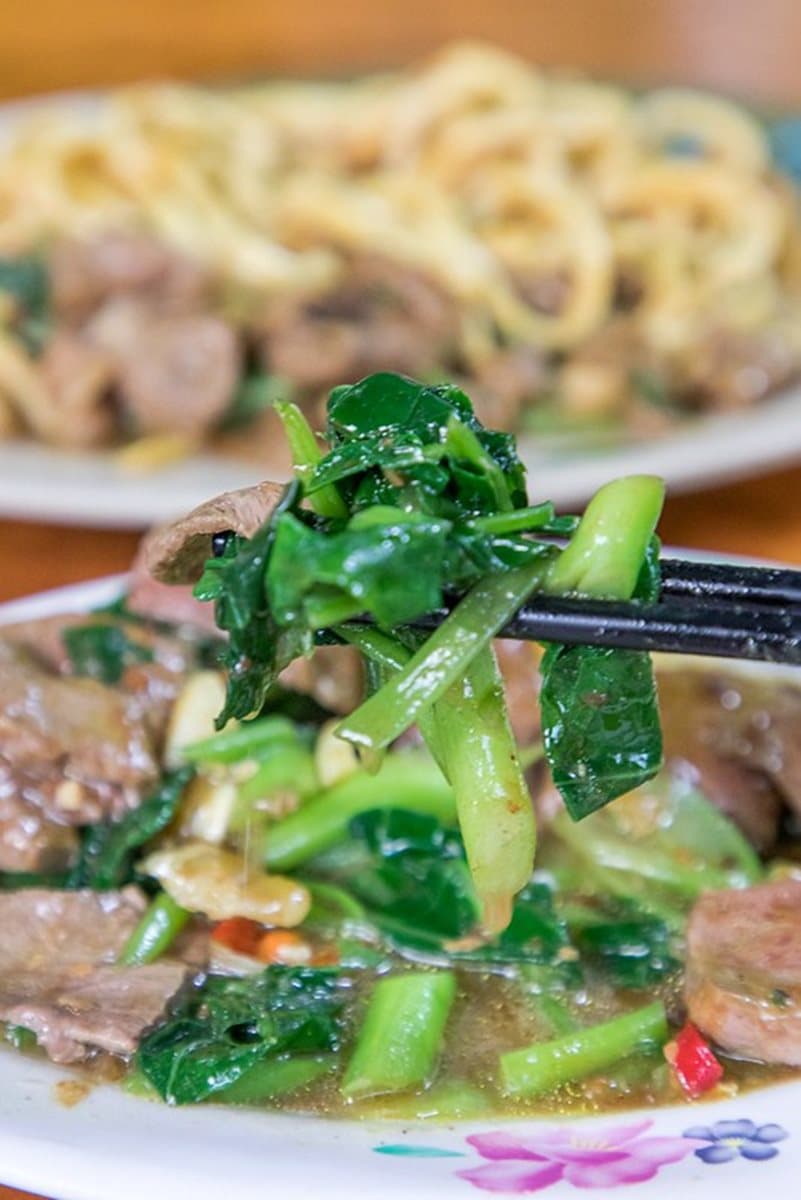 在地人才知！基隆火車站旁老店「炒牛肉麵」飄沙茶香，必配牛雜湯