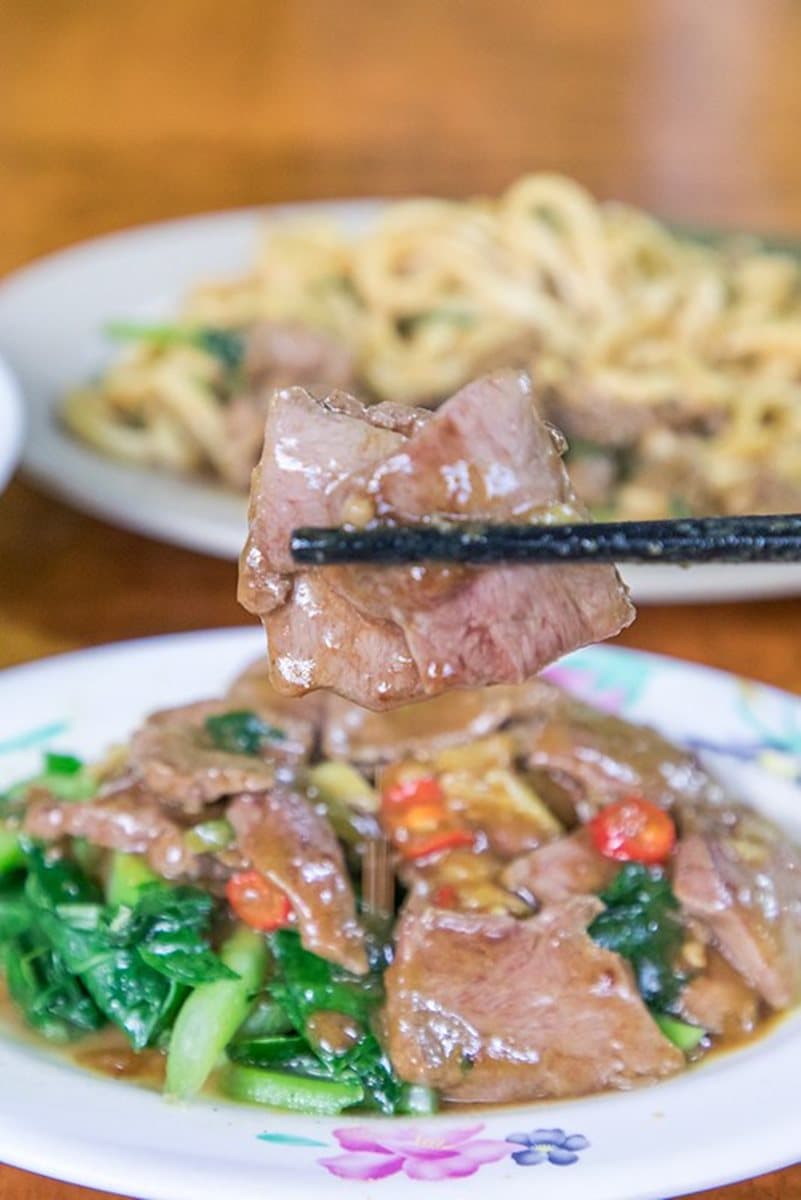 在地人才知！基隆火車站旁老店「炒牛肉麵」飄沙茶香，必配牛雜湯