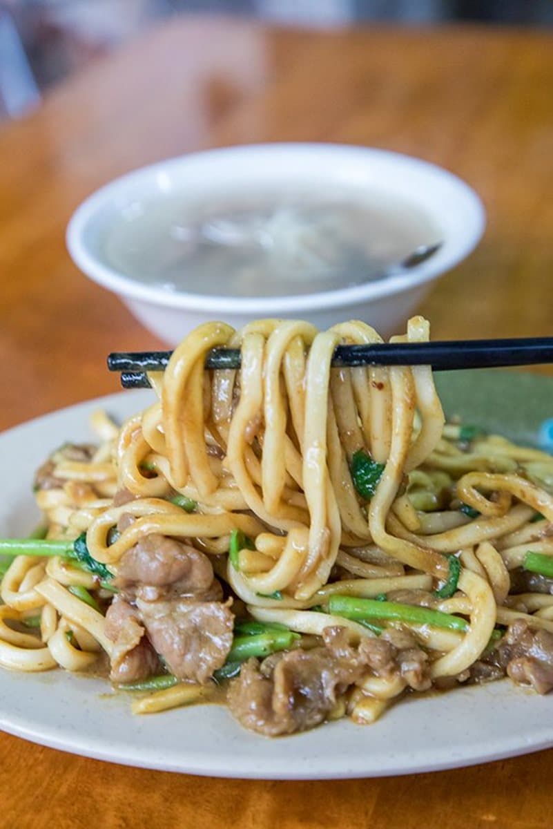 在地人才知！基隆火車站旁老店「炒牛肉麵」飄沙茶香，必配牛雜湯