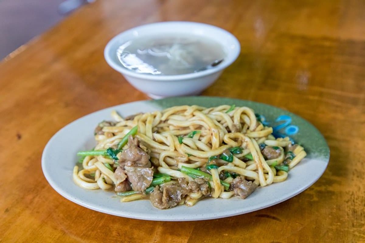 在地人才知！基隆火車站旁老店「炒牛肉麵」飄沙茶香，必配牛雜湯