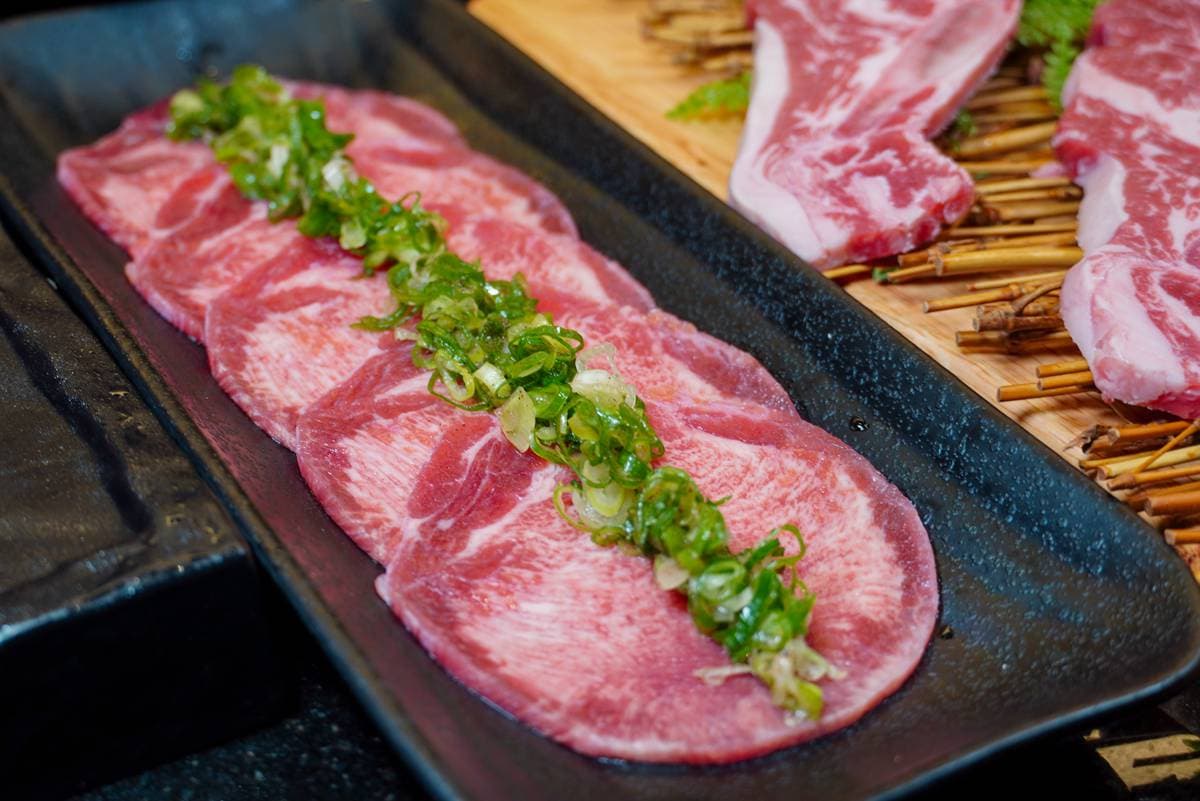 快帶男友來！「東石鮮蚵」0元吃到飽，和牛燒肉「手比愛心」每人再送大干貝