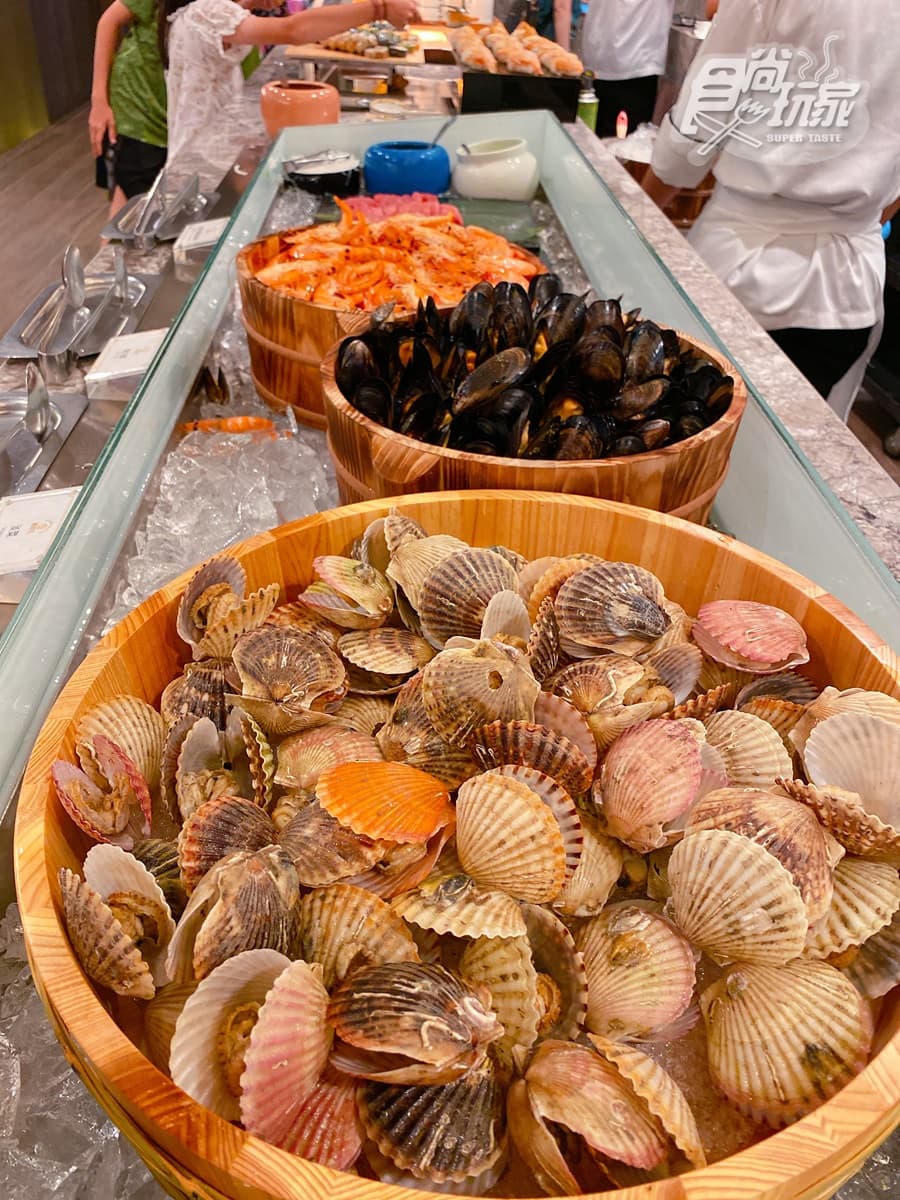 超狂飯店「雷神索爾椅」打卡！網美Buffet「整盆楊枝甘露」吃到飽，還能睡到下午3點才退房