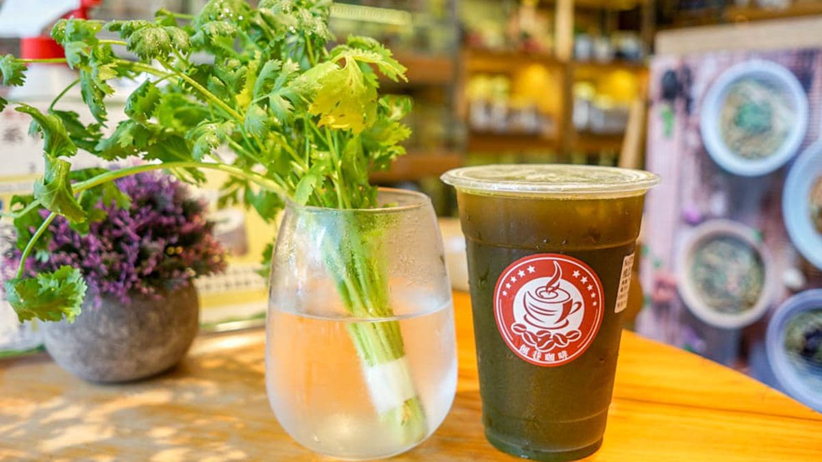 考驗你對香菜的愛！香菜拿鐵、香菜千層，台式抹茶連北斗「銀樓媽祖」都好奇