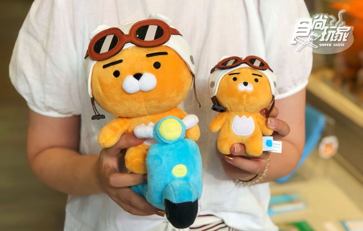 萊恩真的來了!台灣首間「KAKAO FRIENDS專賣店」,來就送獨家限定RYNA扇 萊恩真的來了!台灣首間「KAKAO FRIENDS專賣店」,來就送獨家限定RYNA扇
