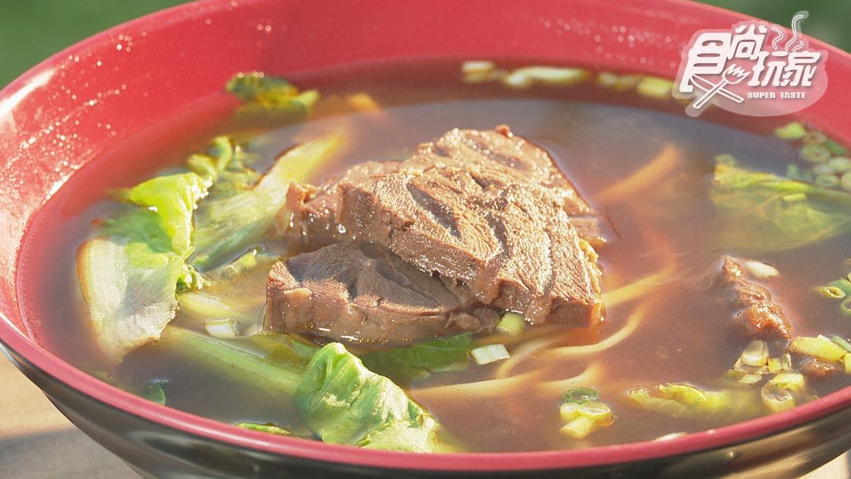 想吃先排隊！厚實腱心牛肉麵超入味，爆餡水餃不用沾醬就美味