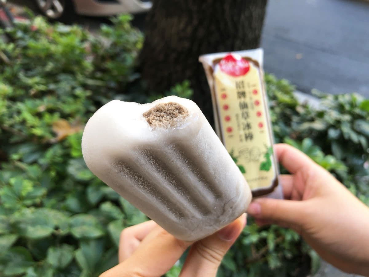 芋泥瀑布超罪惡！鮮芋仙新「芋頭仙草冰」，加碼在超商開賣「仙草冰棒」