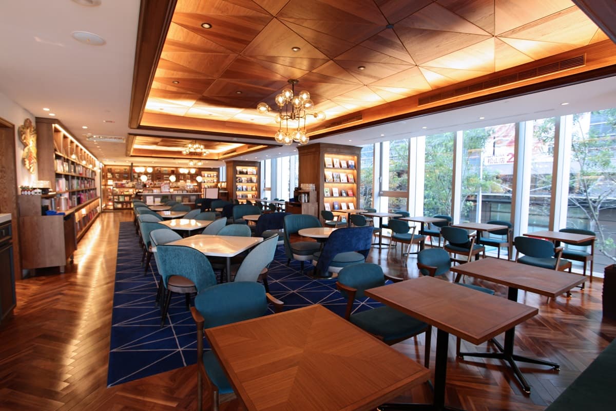 喝2杯就回本！「蔦屋書店」夜晚變酒吧，點餐+299元調酒19款喝到飽
