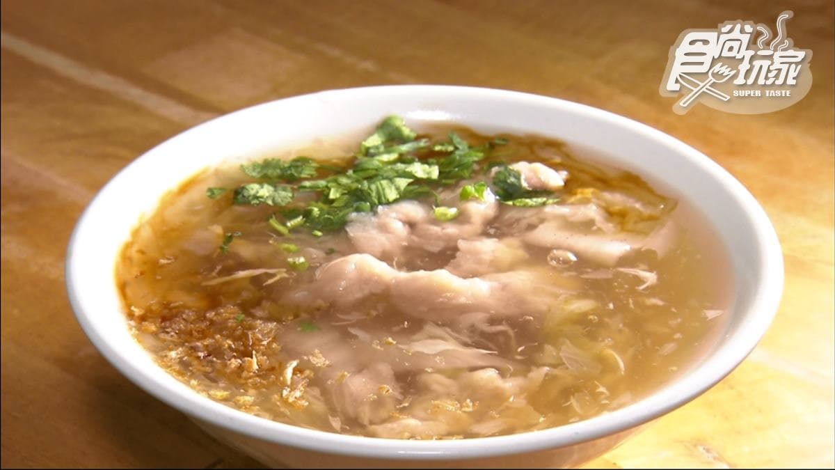 肉羹湯以高湯熬煮，湯頭相當濃郁。