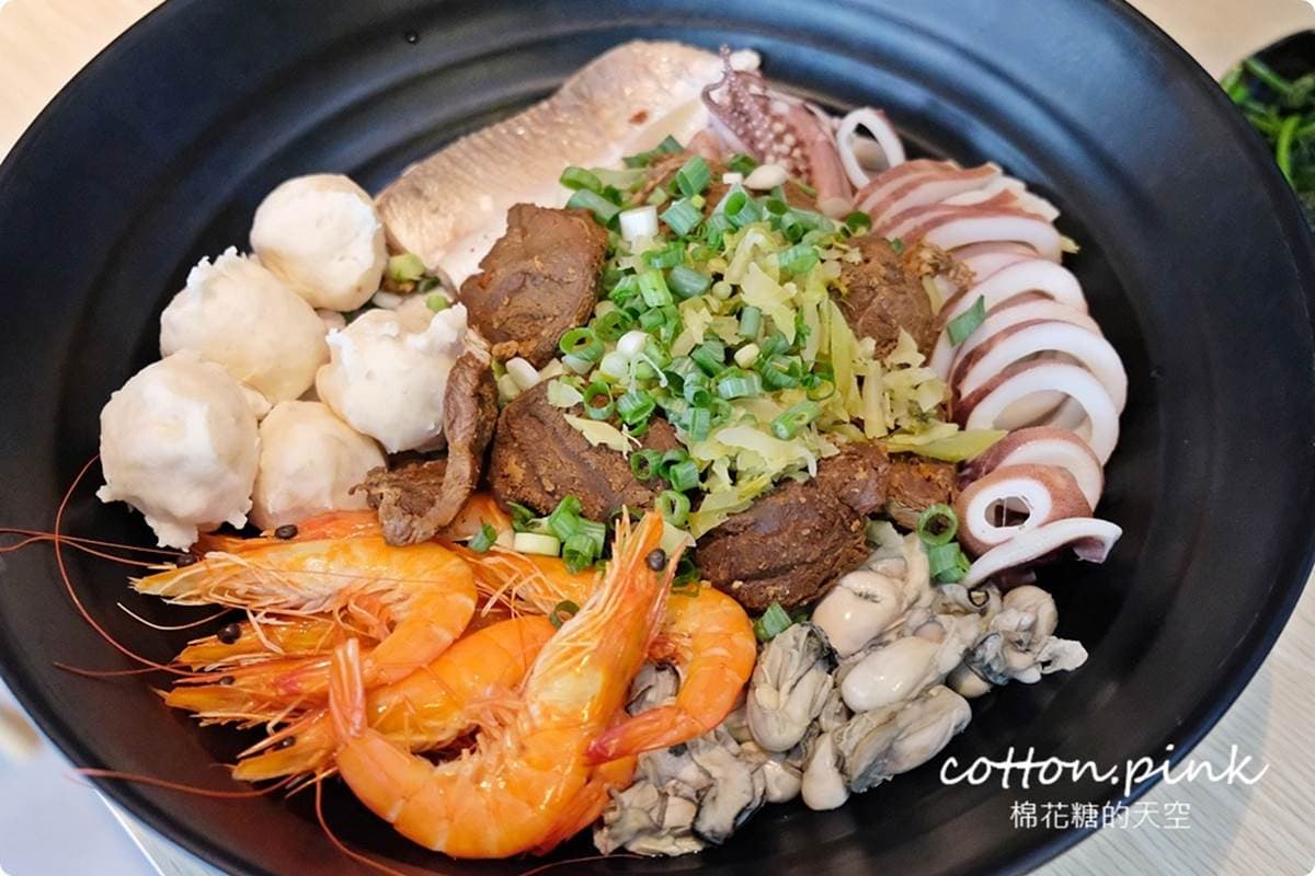 這碗超澎派!台中海陸牛肉麵吃得到鮮蚵、虱目魚肚,內用冰淇淋還能吃到飽 這碗超澎派!台中海陸牛肉麵吃得到鮮蚵、虱目魚肚,內用冰淇淋還能吃到飽