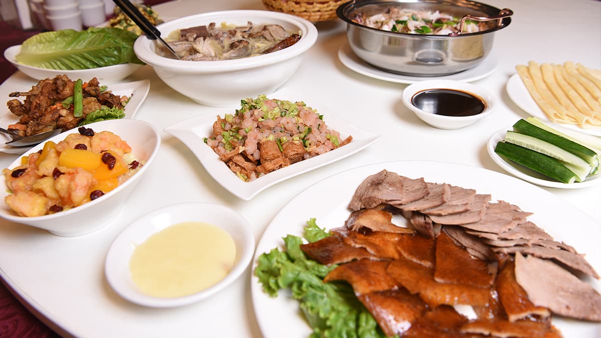 【食尚首播】台北老字號烤鴨2人套餐只要1180元,水蜜桃蝦球也必吃 【食尚首播】台北老字號烤鴨2人套餐只要1180元,水蜜桃蝦球也必吃