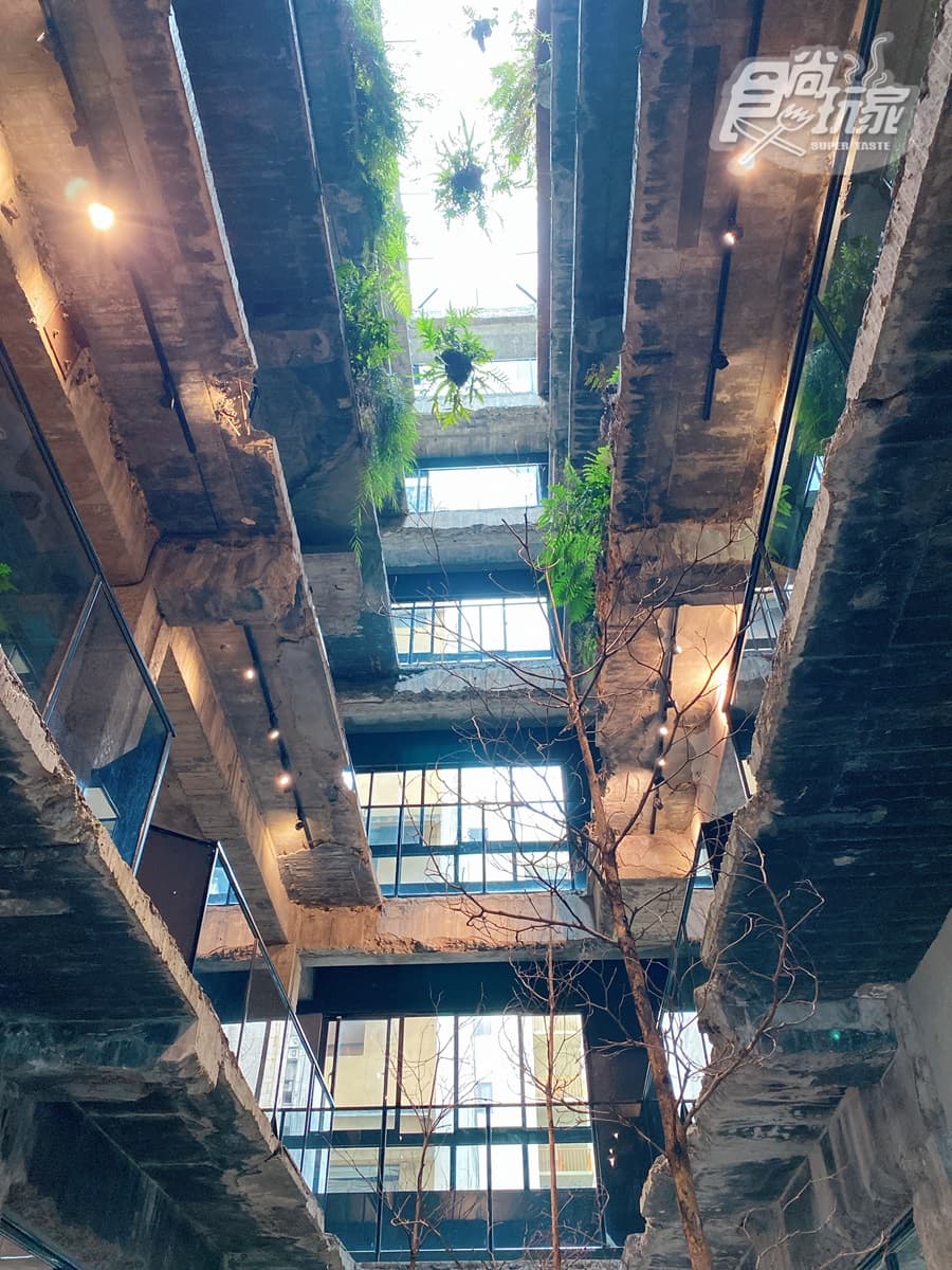 全台唯一「廢墟飯店」!網美必拍6層樓天井,每人800元就能住 全台唯一「廢墟飯店」!網美必拍6層樓天井,每人800元就能住