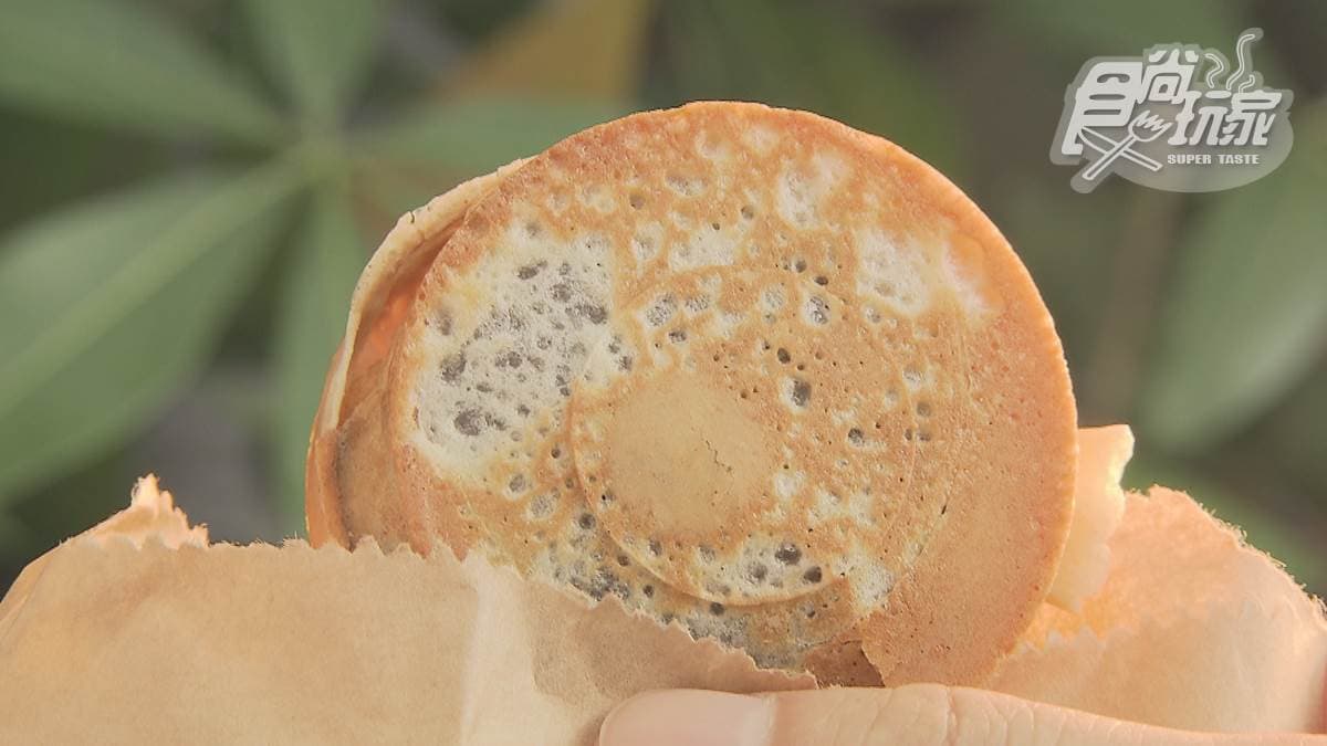 紅豆餅的外皮很薄，也很酥脆。