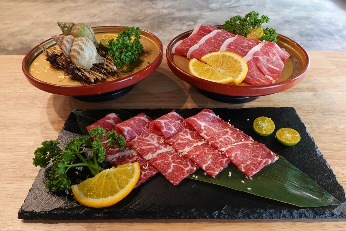人愈多肉肉送愈多！和牛吃到飽「金洹苑」推新品伊比利豬、牛小排，限時送1公斤「牛肉禮盒」