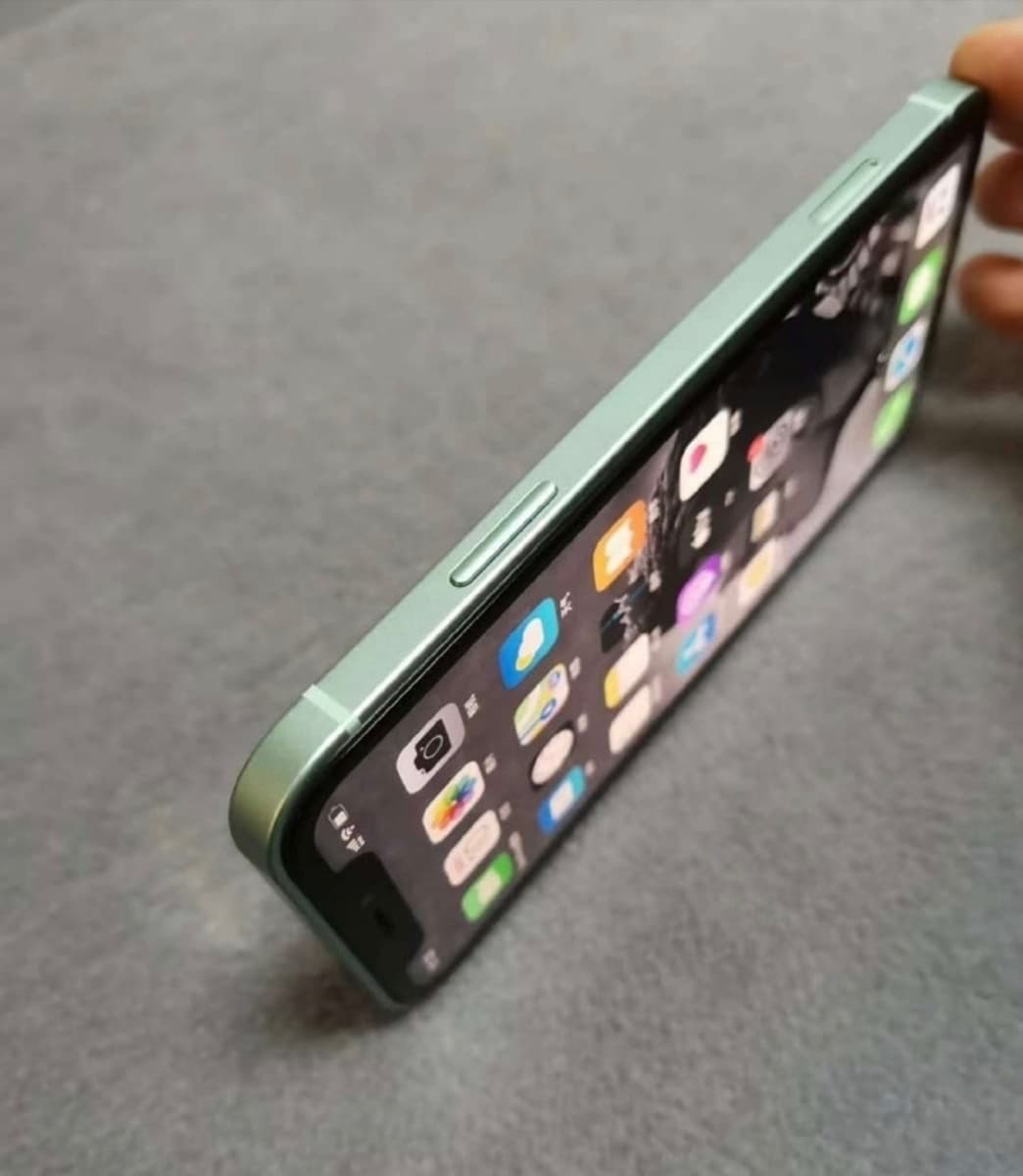 iPhone 12竟有超美「湖水綠」配色！瀏海沒剪掉，但這「機型」看來比較小