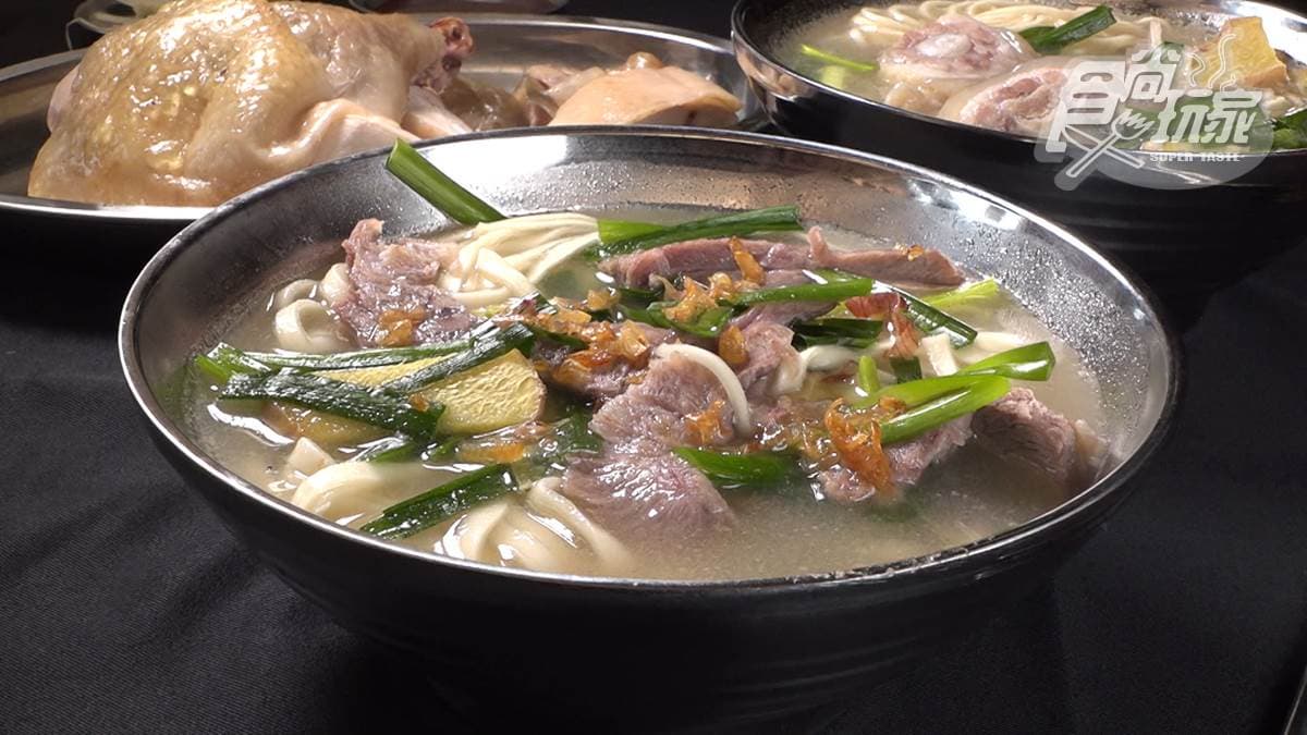 華西街飄香近70年！米其林必比登推介麵店湯頭超濃，菊花麵、豬尾麵別處吃不到