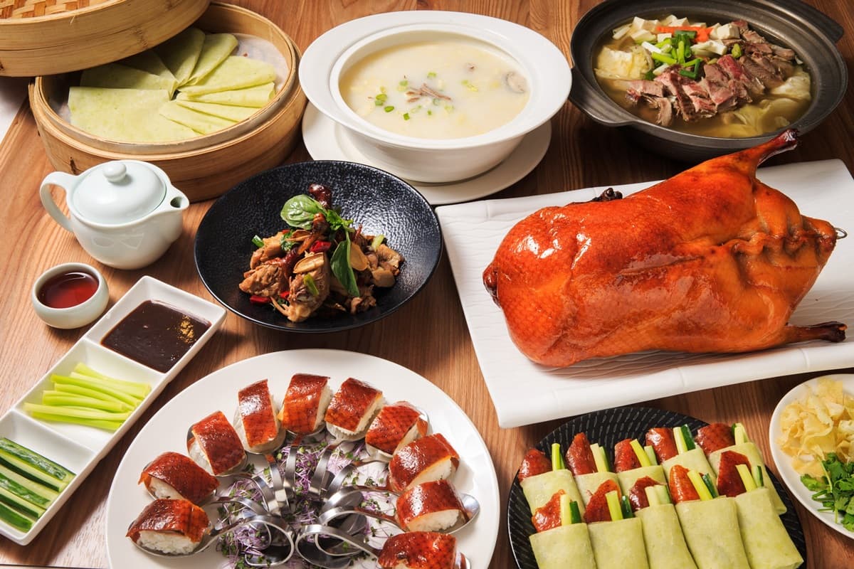 從入住吃到退房！超狂飯店「三餐全包」爽吃米其林三星烤鴨姊妹作，房內泡「萬年溫泉」