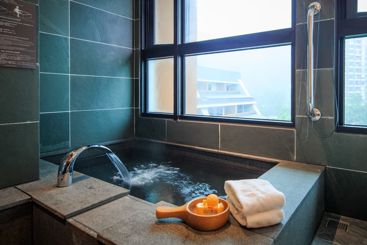 從入住吃到退房！超狂飯店「三餐全包」爽吃米其林三星烤鴨姊妹作，房內泡「萬年溫泉」