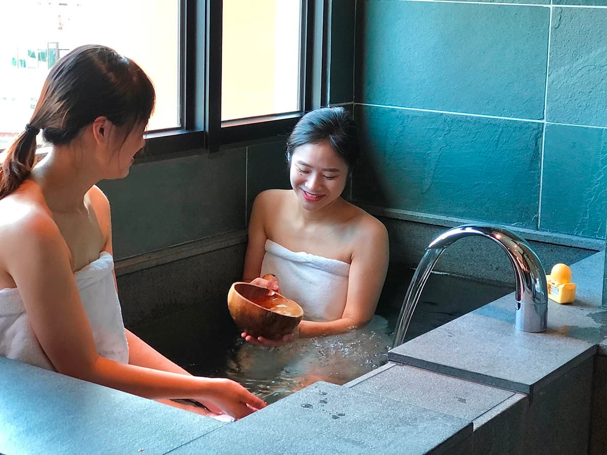從入住吃到退房！超狂飯店「三餐全包」爽吃米其林三星烤鴨姊妹作，房內泡「萬年溫泉」
