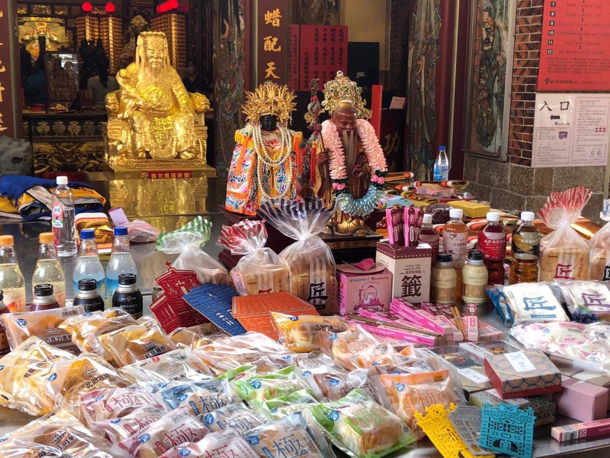 中秋拜月老最靈！全家攜手霞海城隍廟化身月老便利店，加購就送過香火加持「真愛筷筷組」