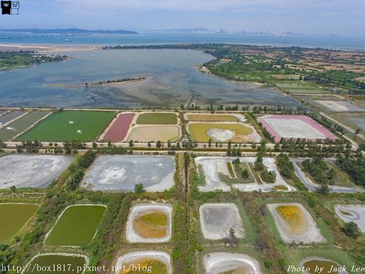 全台唯一「草莓牛奶湖」這裡拍！還有翠綠、粉白整套「上帝調色盤」必打卡