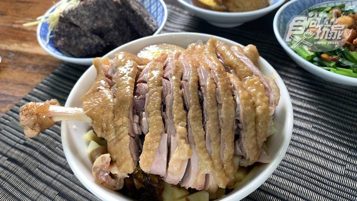 多到像座山！台南爆量「鴨腿飯」肉質超Juice，再搭特製辣椒更對味