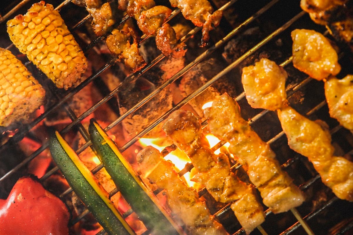 吃到飽「免費龍蝦」假日爽嗑！英法「夯肉」、韓國生蠔都能吃，女生爽賺130元喝調酒
