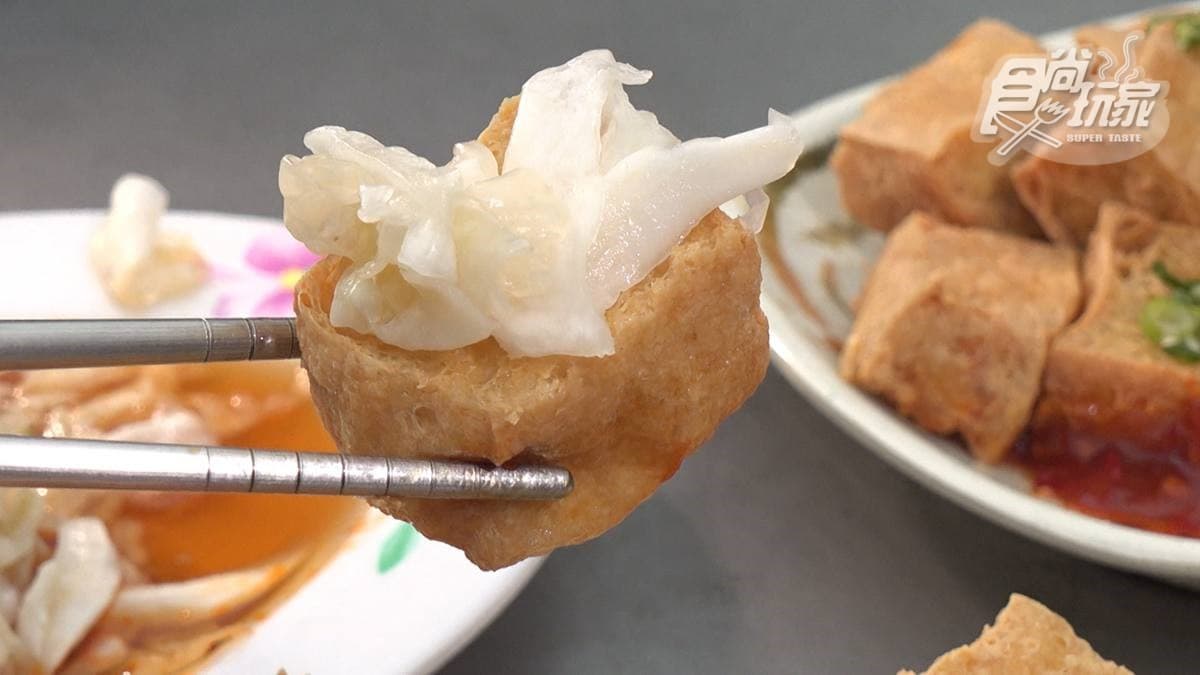 一口臭豆腐配一口泡菜，酸甜爽脆，這樣吃最對味！