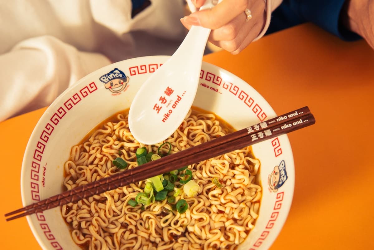 懷舊魂點燃！「niko and… x王子麵」台日雙強聯手，首推經典抱枕、拉麵碗
