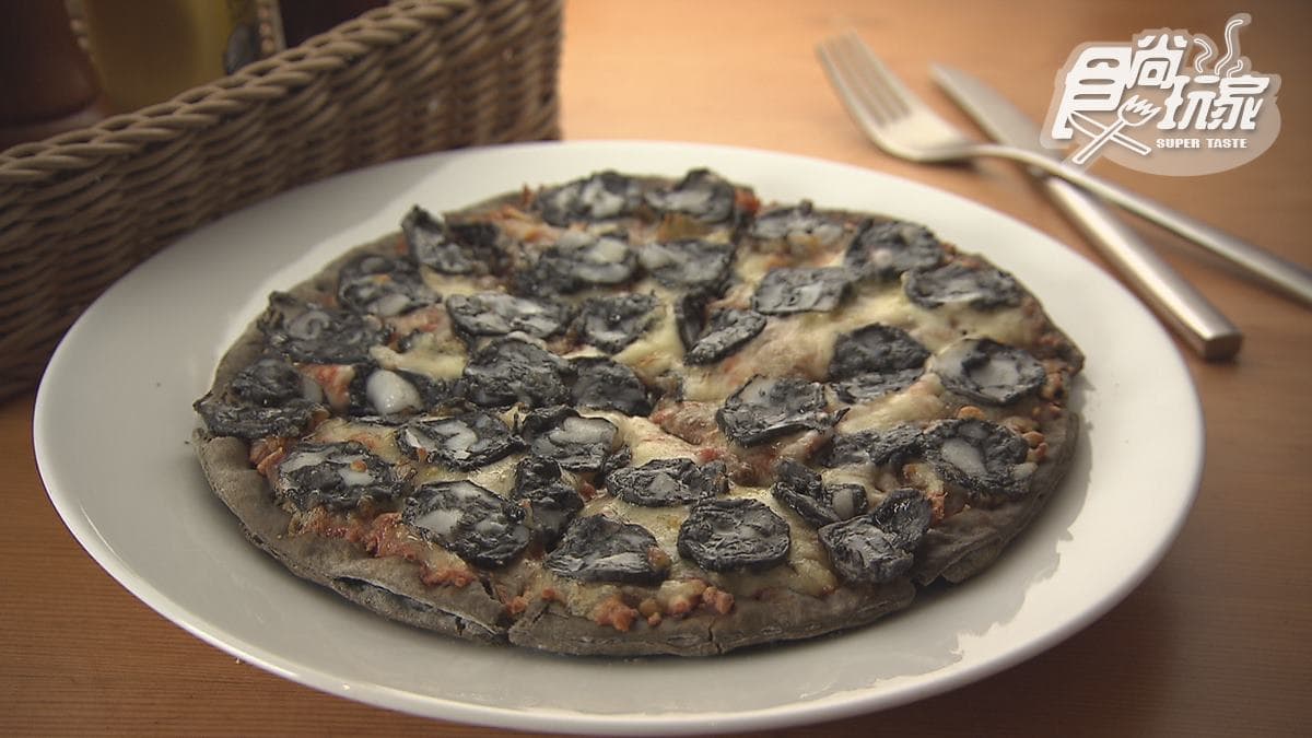 黑嚕嚕墨魚披薩也是很多人推薦的人氣菜色。