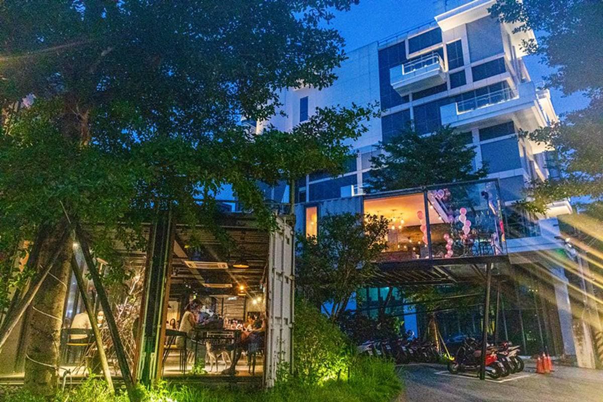 網美打卡最愛!內湖「貨櫃玻璃屋」餐廳日夜都好拍,必點清爽封肉帶中藥香 網美打卡最愛!內湖「貨櫃玻璃屋」餐廳日夜都好拍,必點清爽封肉帶中藥香