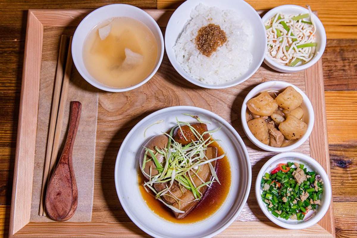 網美打卡最愛!內湖「貨櫃玻璃屋」餐廳日夜都好拍,必點清爽封肉帶中藥香 網美打卡最愛!內湖「貨櫃玻璃屋」餐廳日夜都好拍,必點清爽封肉帶中藥香