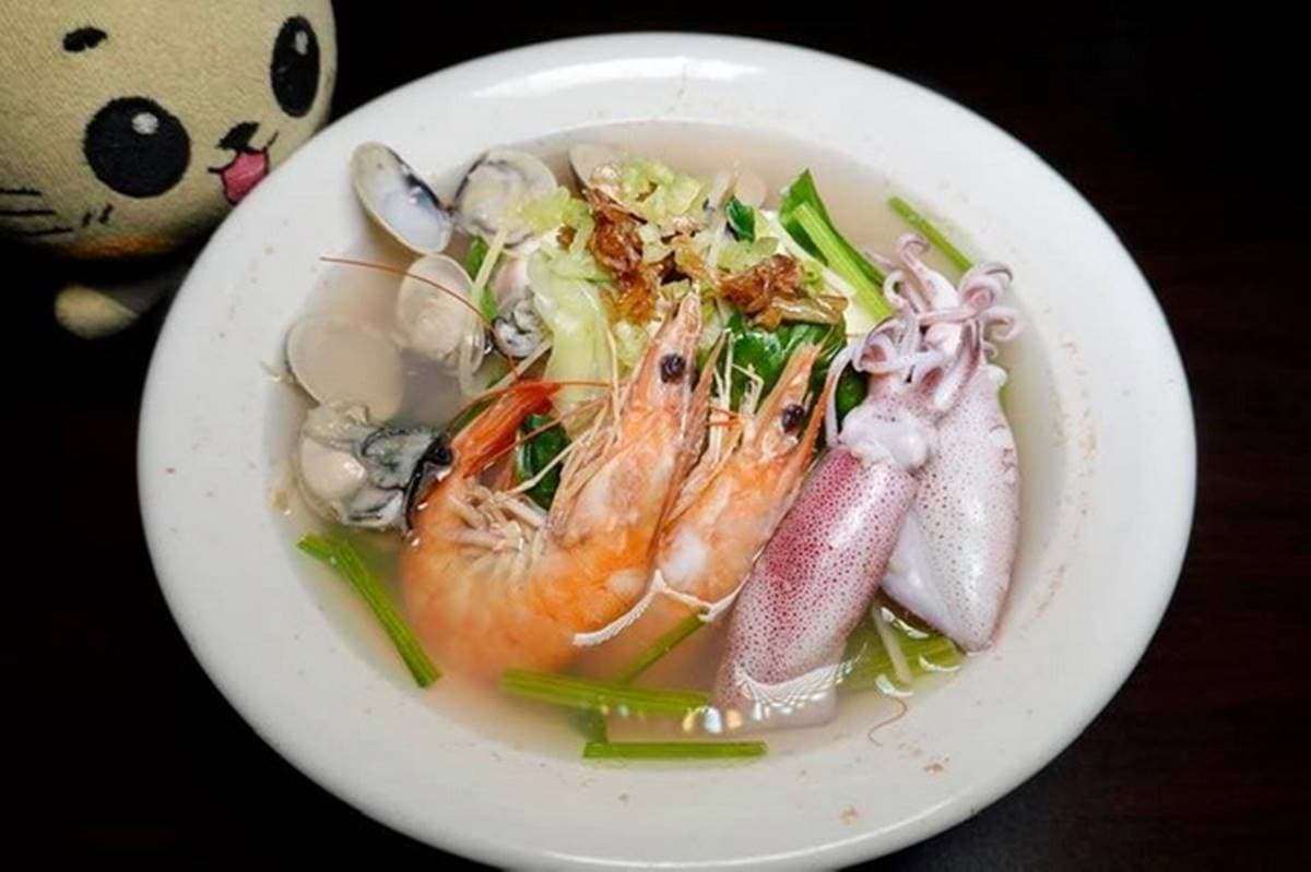 CP值超高！市場「平價海鮮麵」料多到看不見麵，每日產地直送鮮蚵會爆漿