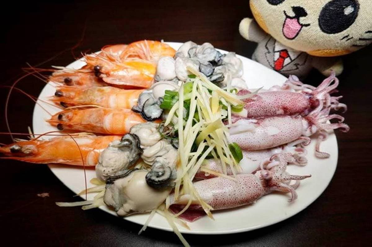 CP值超高！市場「平價海鮮麵」料多到看不見麵，每日產地直送鮮蚵會爆漿