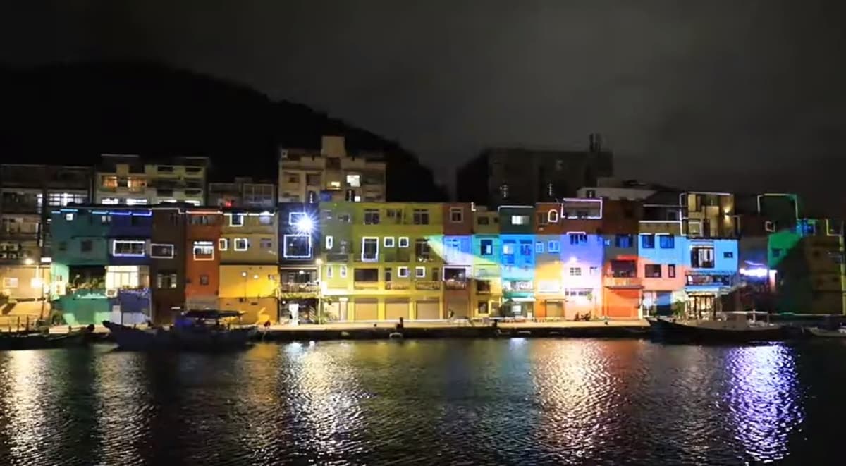 彩色小屋有大鯨魚、貓咪出沒!基隆最夢幻「正濱漁港光雕秀」限定9天免費看 彩色小屋有大鯨魚、貓咪出沒!基隆最夢幻「正濱漁港光雕秀」限定9天免費看