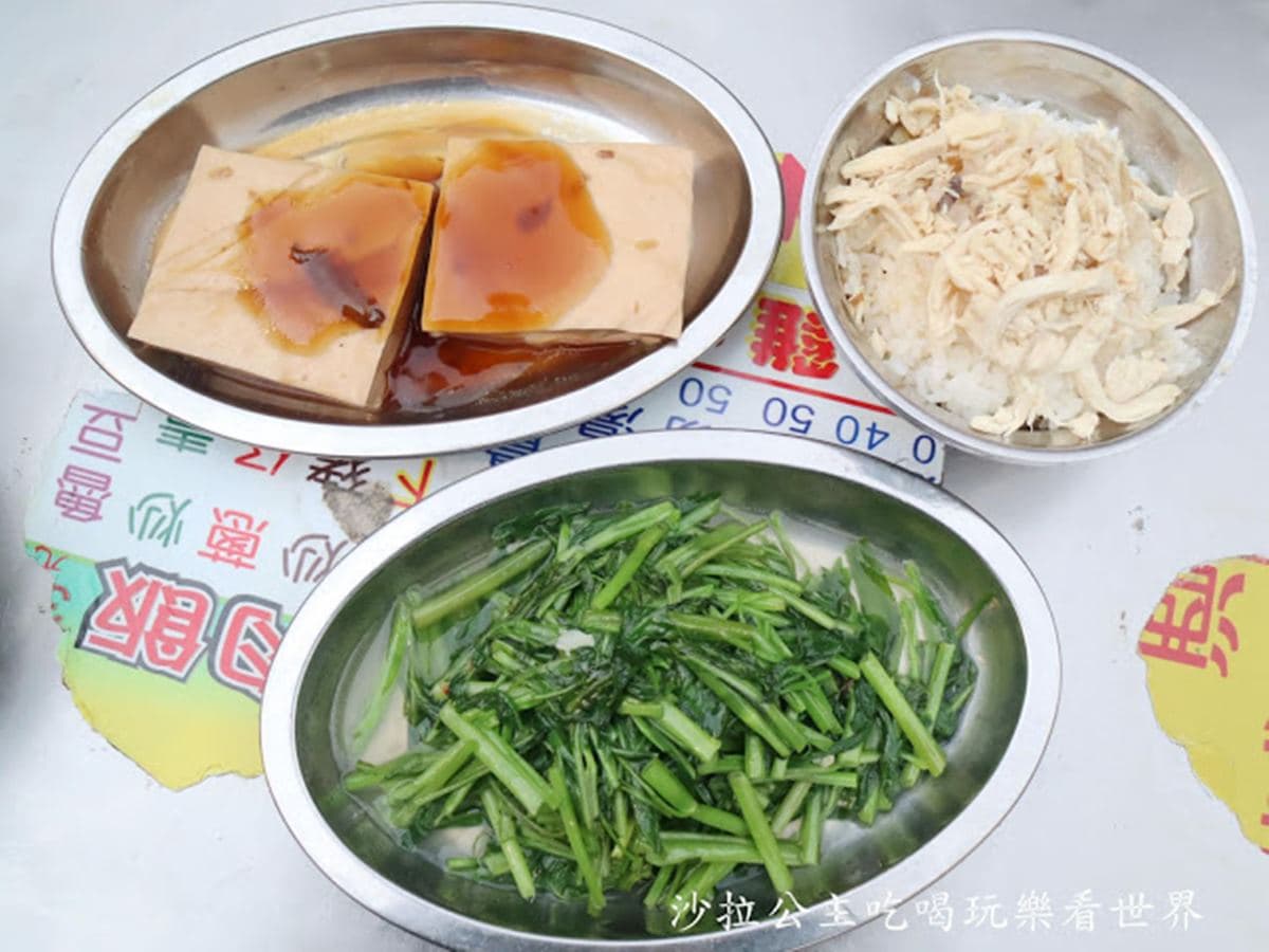 還沒營業就排滿人！寧夏夜市老字號雞肉飯吃得到肉燥香，必點滷豆腐有蒸蛋般口感