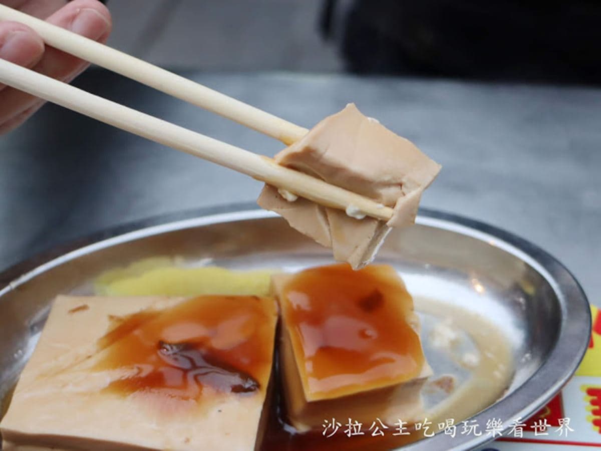 還沒營業就排滿人！寧夏夜市老字號雞肉飯吃得到肉燥香，必點滷豆腐有蒸蛋般口感