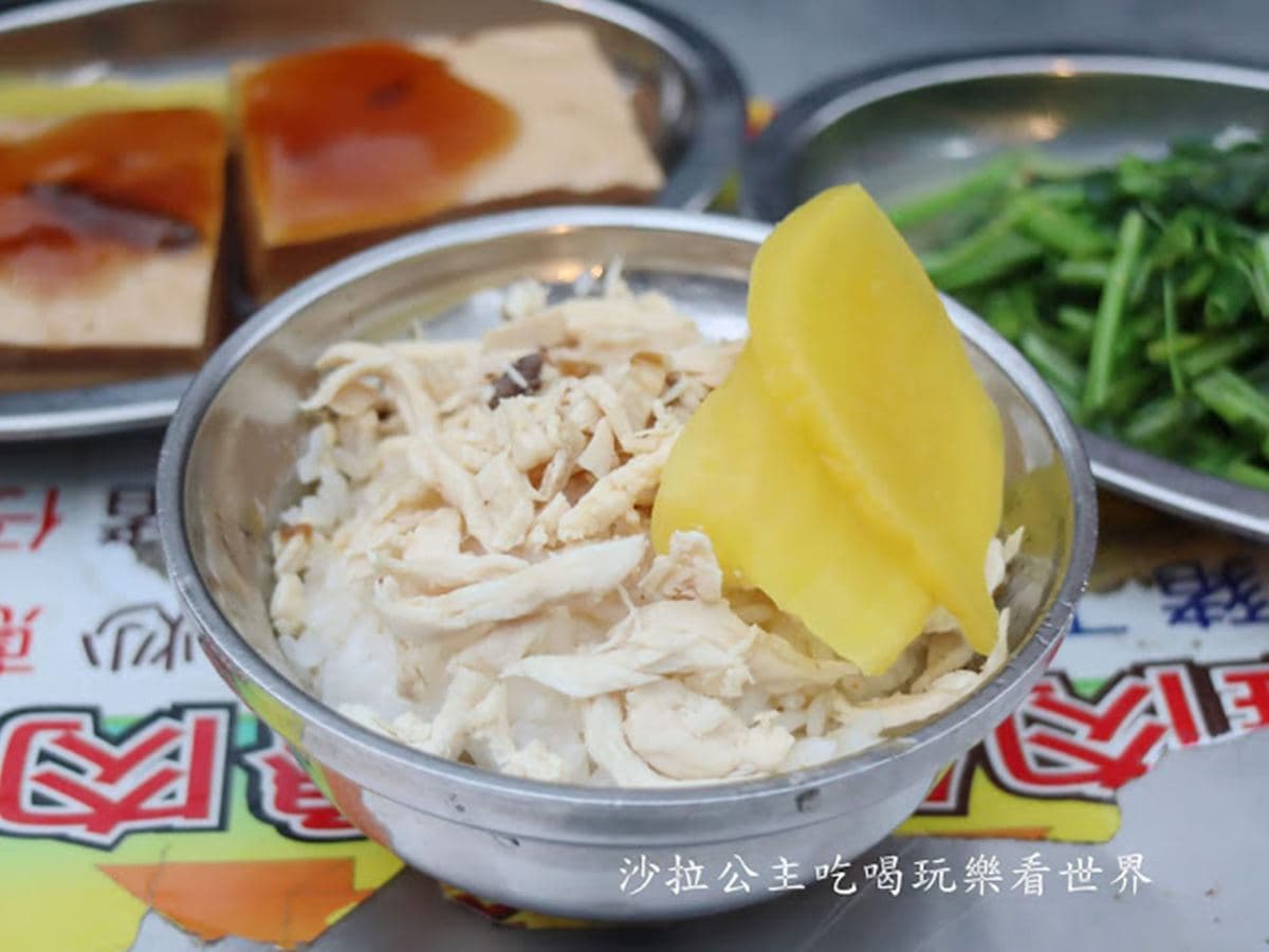 還沒營業就排滿人！寧夏夜市老字號雞肉飯吃得到肉燥香，必點滷豆腐有蒸蛋般口感