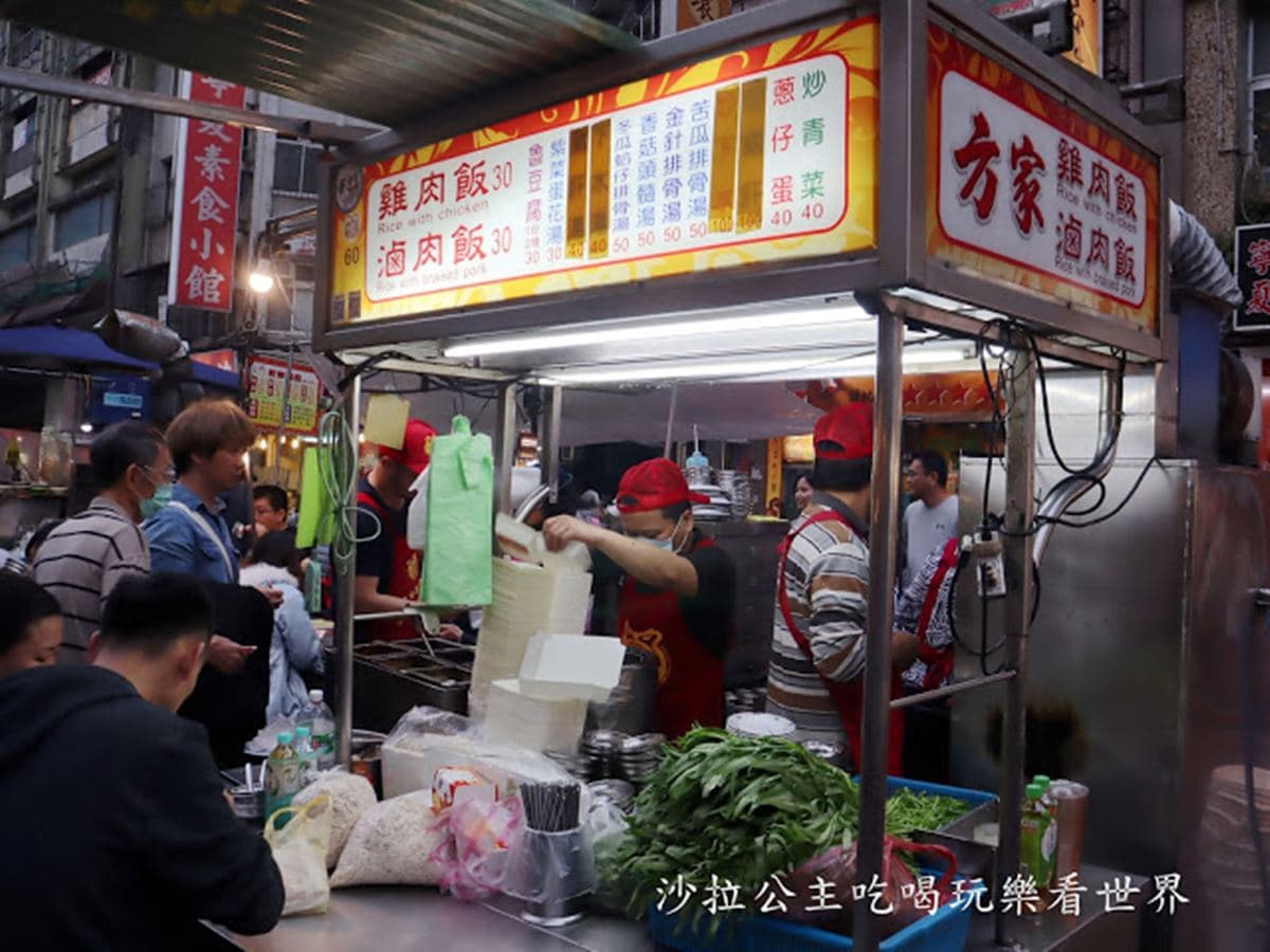 還沒營業就排滿人！寧夏夜市老字號雞肉飯吃得到肉燥香，必點滷豆腐有蒸蛋般口感