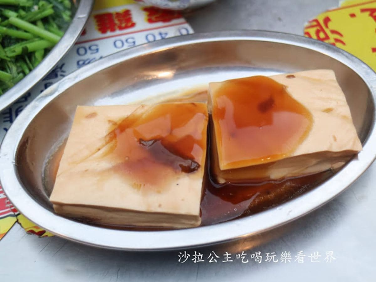 還沒營業就排滿人！寧夏夜市老字號雞肉飯吃得到肉燥香，必點滷豆腐有蒸蛋般口感