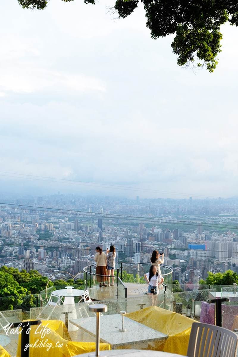 網美快搶訂位！陽明山夜景餐廳全新改版，金色旋轉木馬、LED玫瑰燈海都必拍